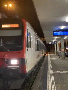 Zug nach Kölliken am Gleis 6 in Lenzburg, Abfahrt 20:06