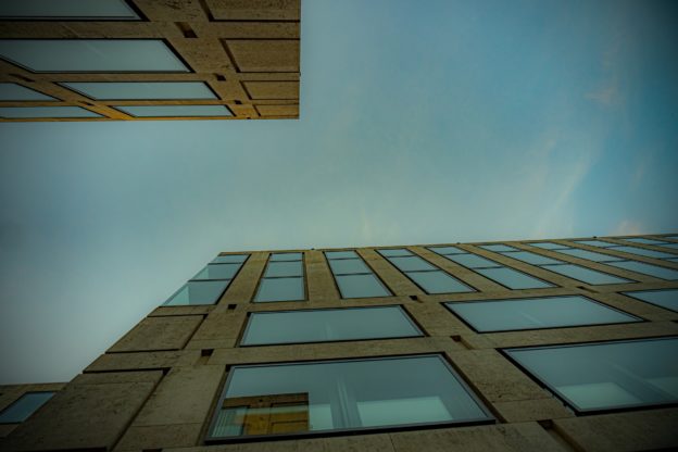 Wann und warum ist der Schnörkel an den Bauten verloren gegangen.
